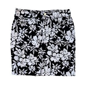 𝅺Chaps Women’s Size 4 Cotton Blend Black White Floral Skirt EUC Z122